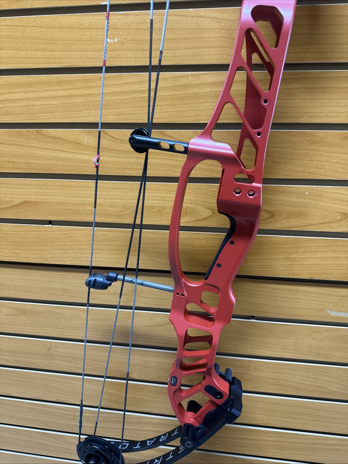 Hoyt Stratos 40 Compound Bow - RH - 50-60# - 25.5-29” - Item 6025