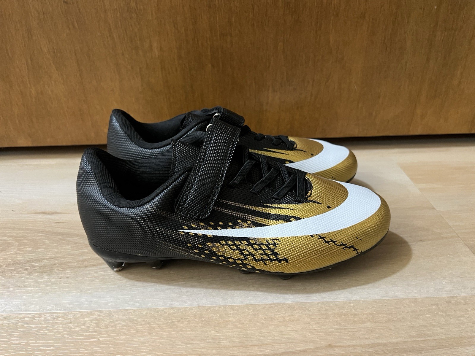 Daoquan Soccer Shoes Boys Size EU 36, Youth 4 Approx Black Gold New