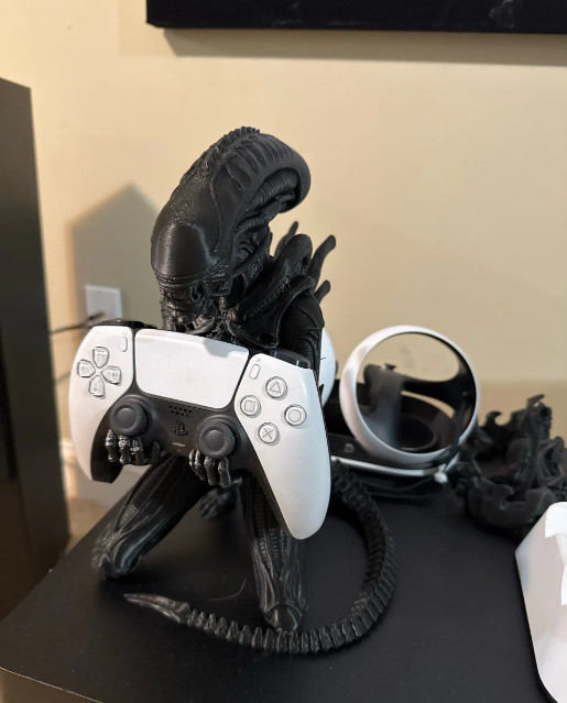 ALIEN controller stand for Playstation and Xbox