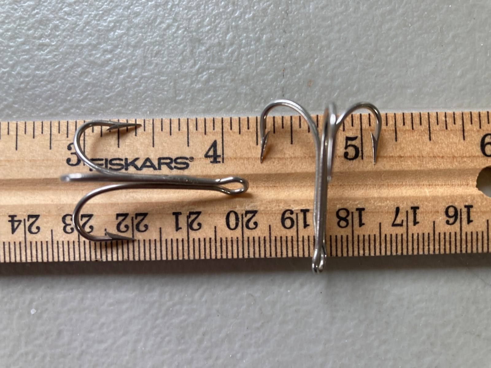 MUSTAD size 1 TREBLE HOOK OPEN RING AND SHANK  50 count EASY SWITCH 3564N