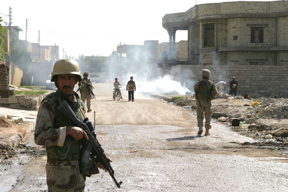 2005 USMC 2nd Marine Division Iraqi Soldiers Patrol Fallujah Iraq 4x6 Photo