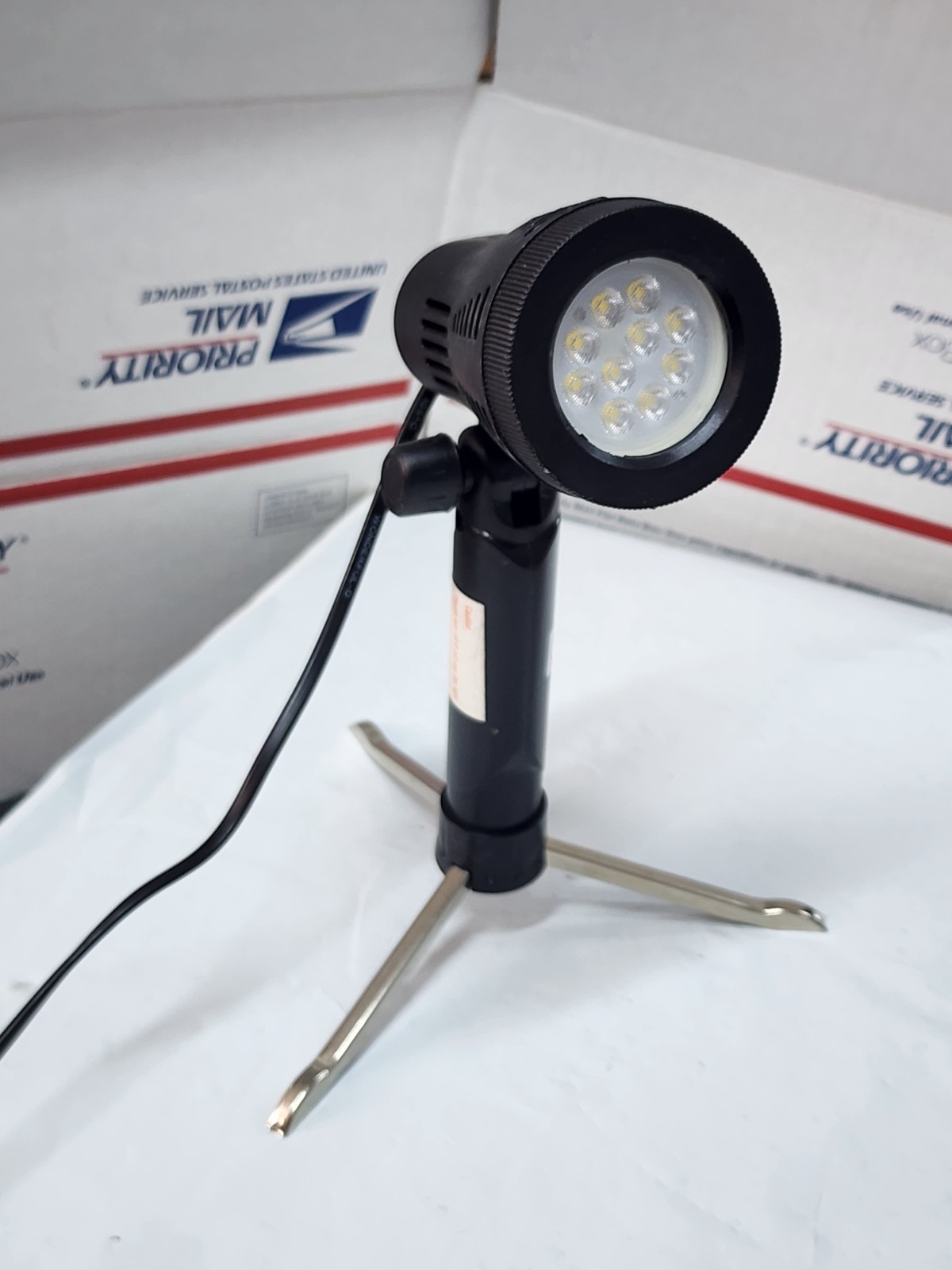 BRAND PHOTO EQUIPMENT (120V) LED LIGHTS W BUILT-IN TRIPOD. WORKS PERFECT C5.4