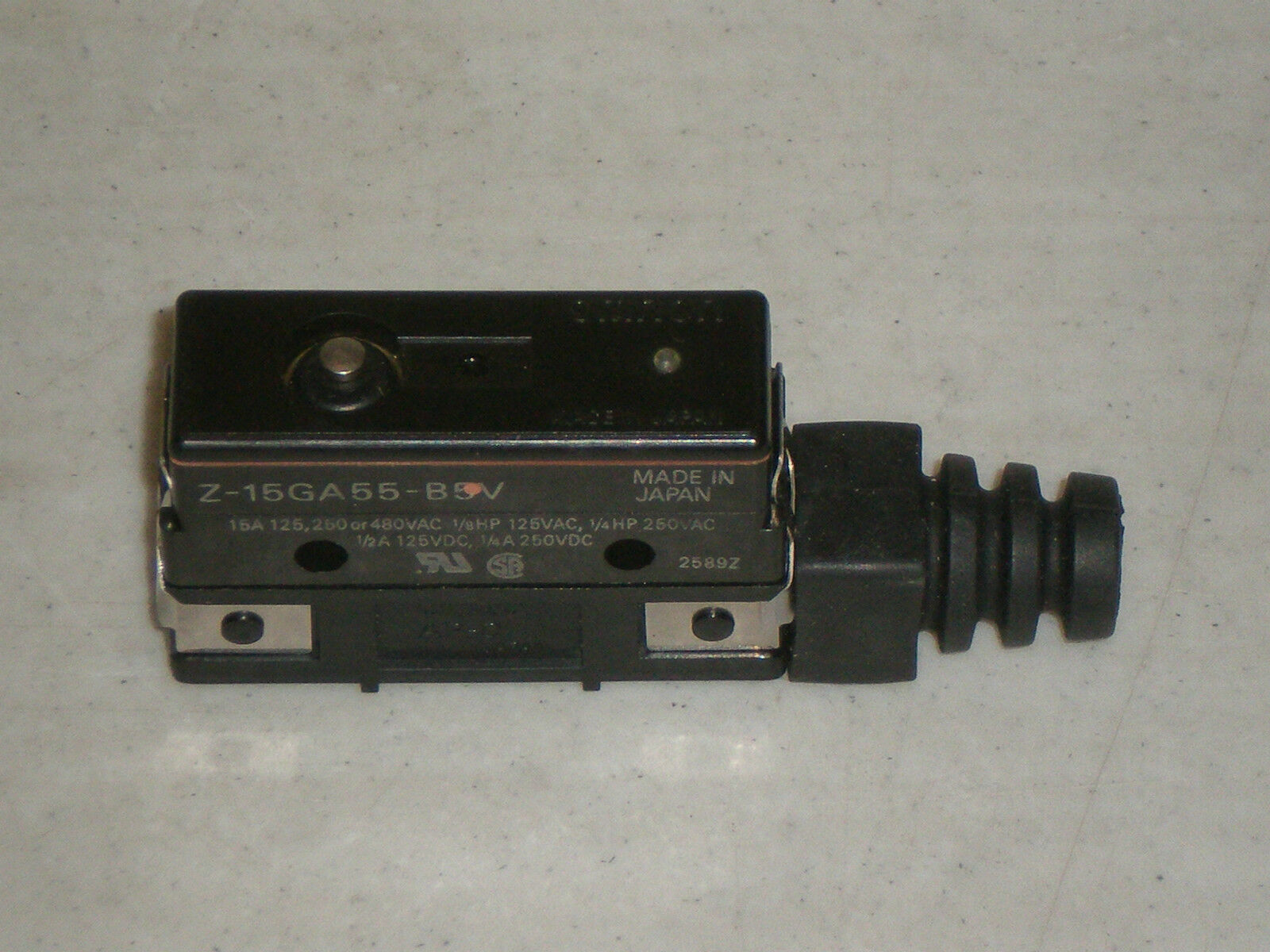 New! Omron Limit Switch Z-15GA55-B5V Free Shipping! Z15GA55B5V