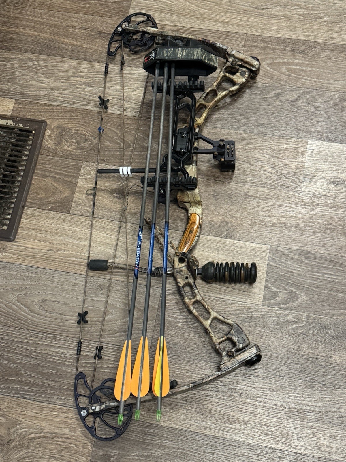 Elite Archery Z28 Right Hand Compound Bow Hunting Package w/ Sight, Arrows 27”
