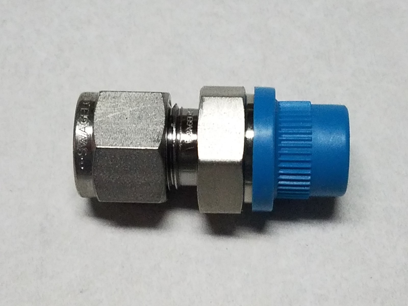 SWAGELOK SS-600-1-4RS MALE CONNECTOR 3/8" OD TUBE 1/4" ISO PARALLEL THREAD NNB
