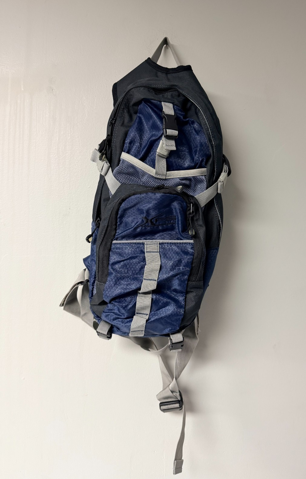 XPS Hydration Backpack Hiking Day Pack Blue Black w Water Bladder Camping