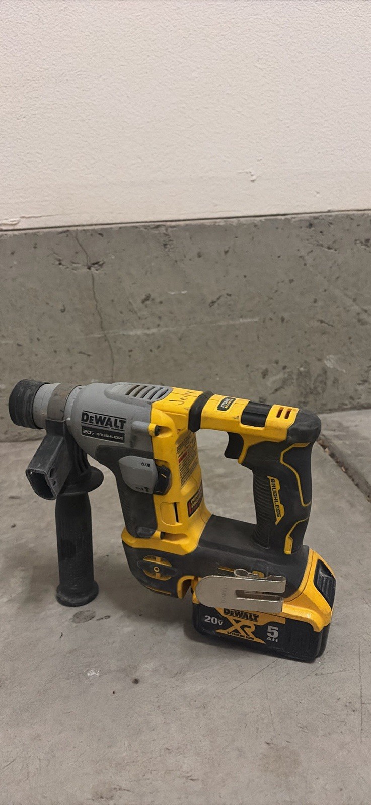 DEWALT 20V MAX XR Brushless Rotary Hammer Drill w/ 5Ah Li-Ion Battery + Handle