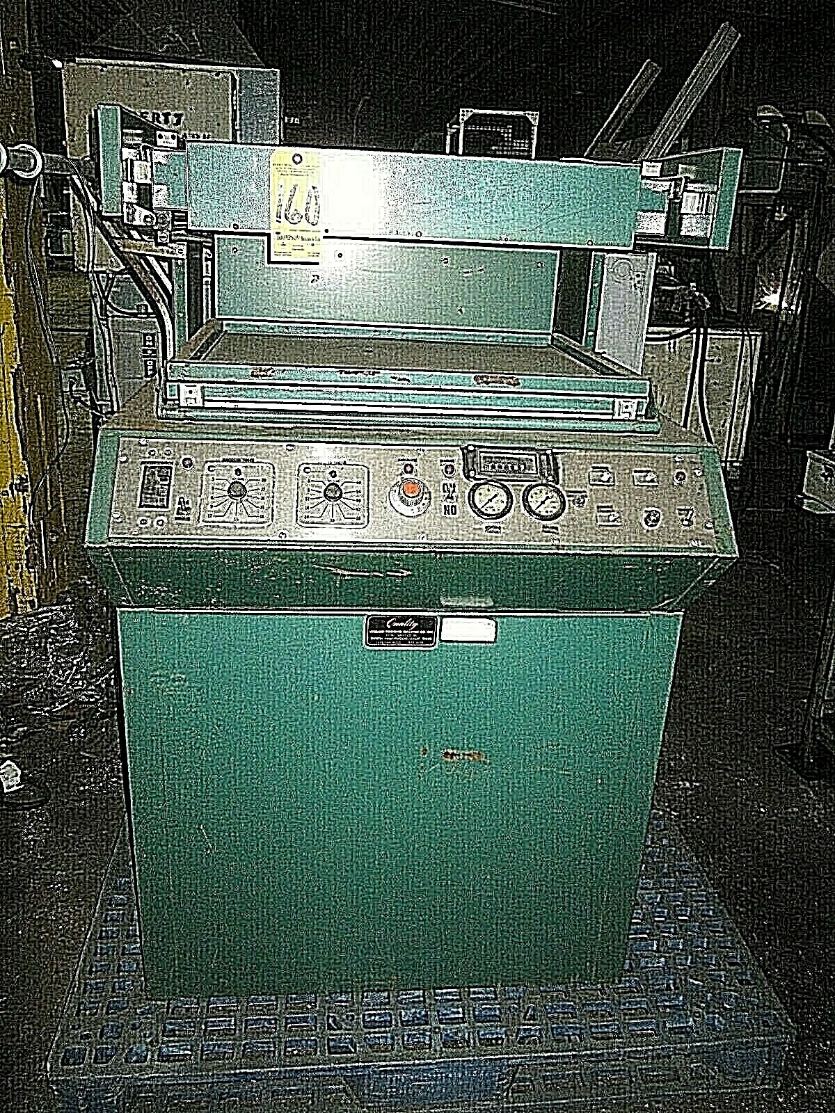 Quality Vacuum Forming Machine                                                LA