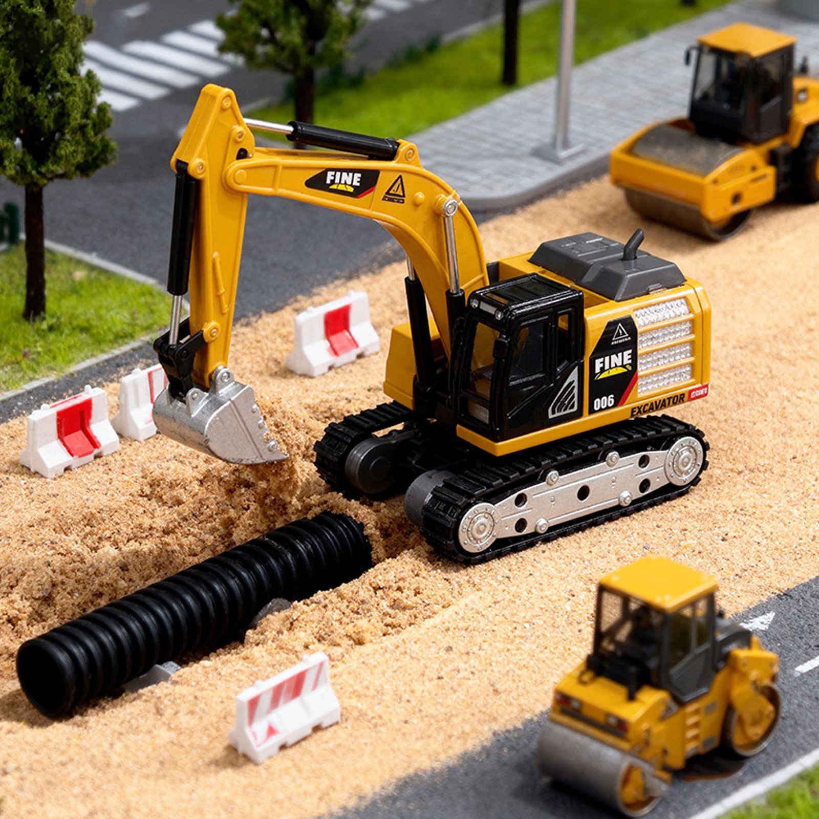 1:64 Scale Remote Control Mini Excavator - Full-Scale Model Enginee