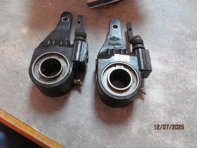 (2) Bendix K041772 Automatic Slack Adjusters 1 in the box & 1 without box