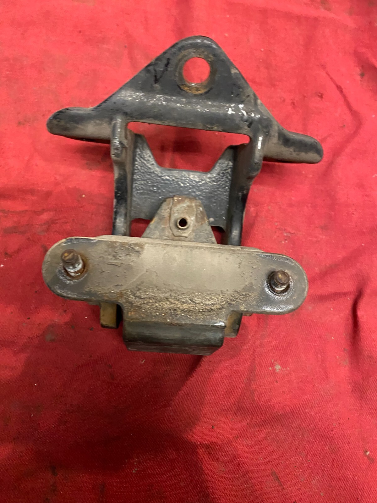 MACK CXU613 HOOD HINGE 68QM472BM / 2