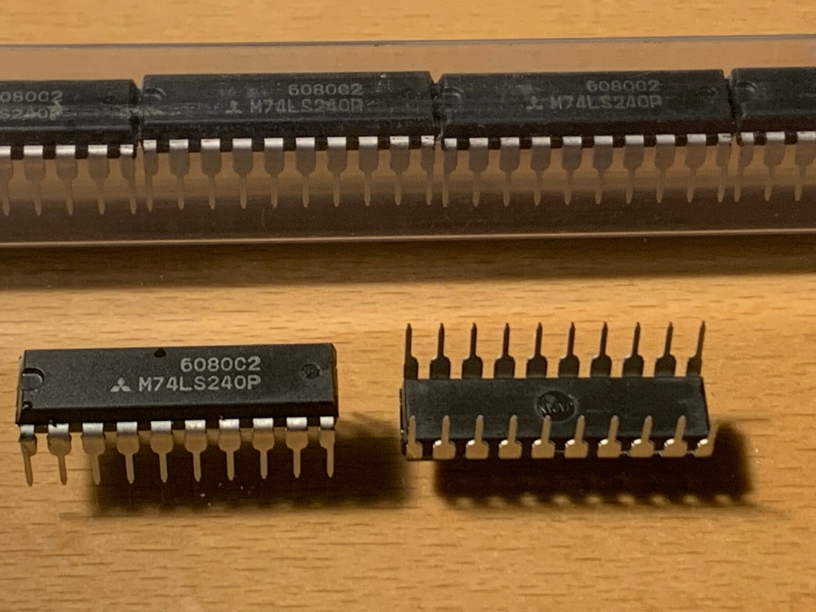 MITSUBISHI IC - M74LS240P - Driver/Buffer Device Dual 4-Bit, 20-Pin Dip.