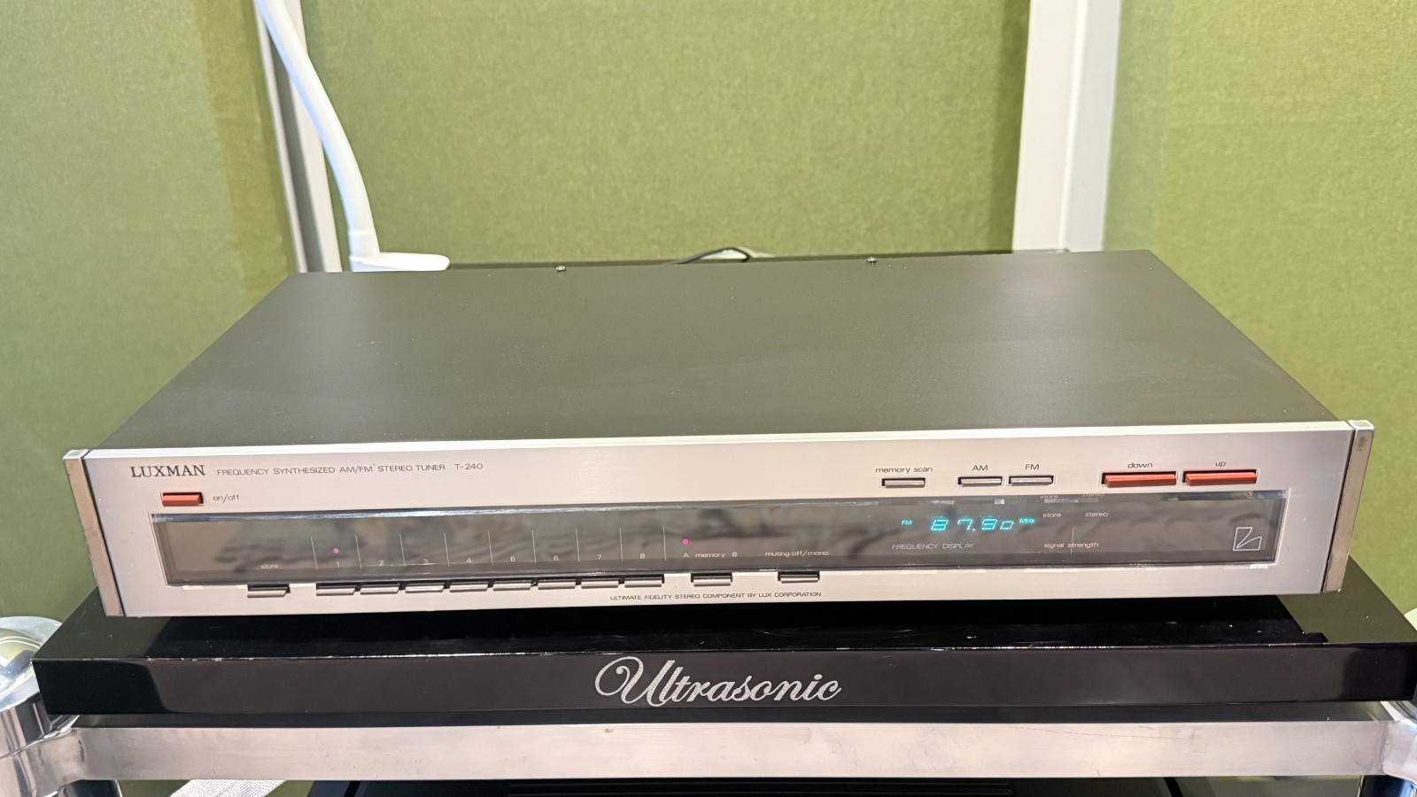 Luxman T-240 AM/FM Stereo Tuner VERY GOOD
