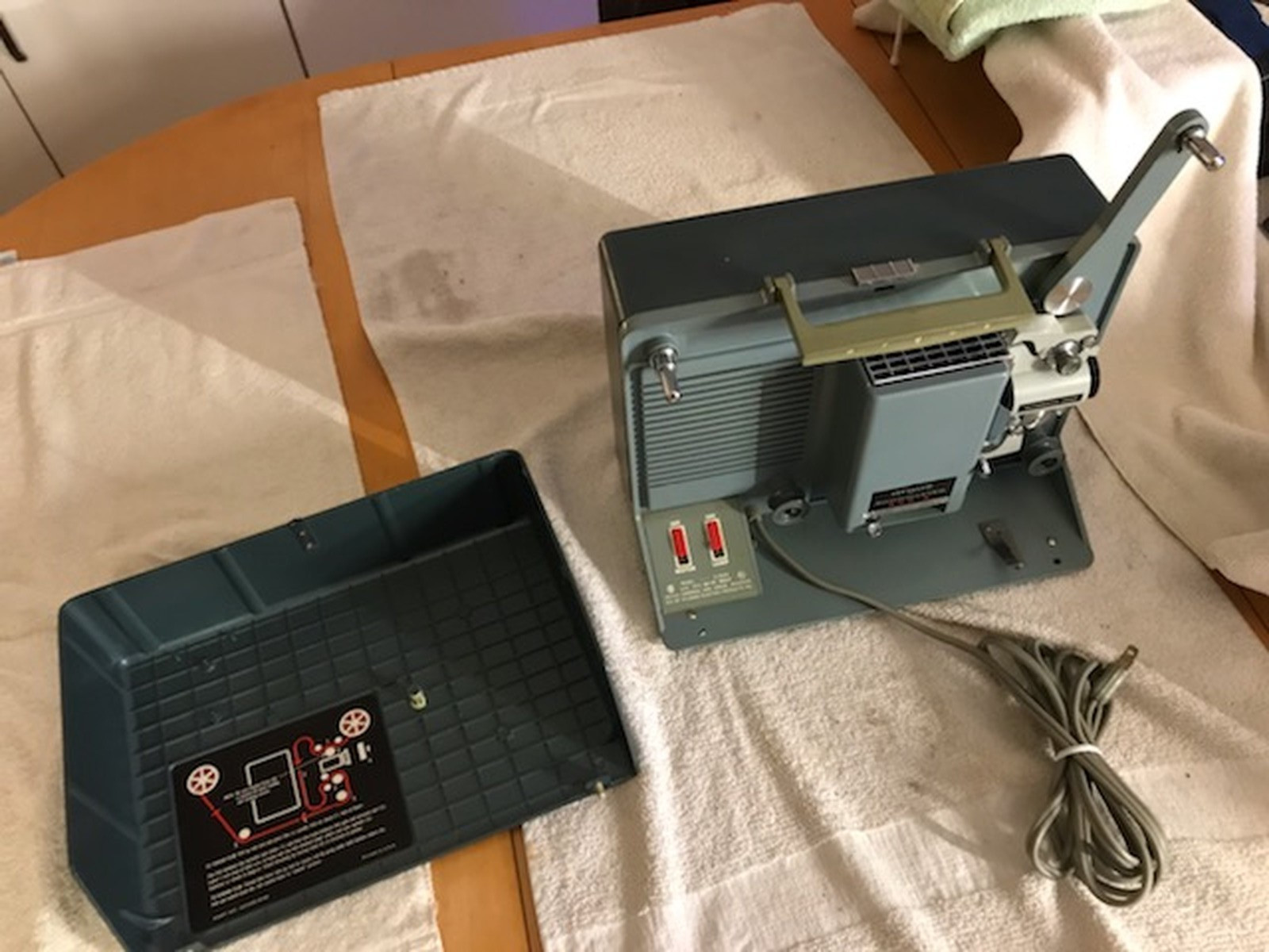 VINTAGE ARGUS SHOWMASTER MODEL 500-A MOVIE PROJECTOR 8 MM NEEDS BULB