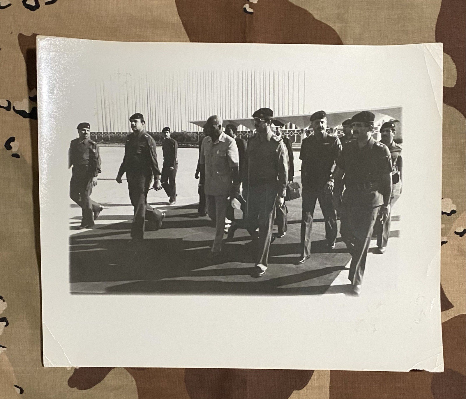 Original Saddam Hussein W/ Bodyguards And Guests Photo, Iraq War Bringback
