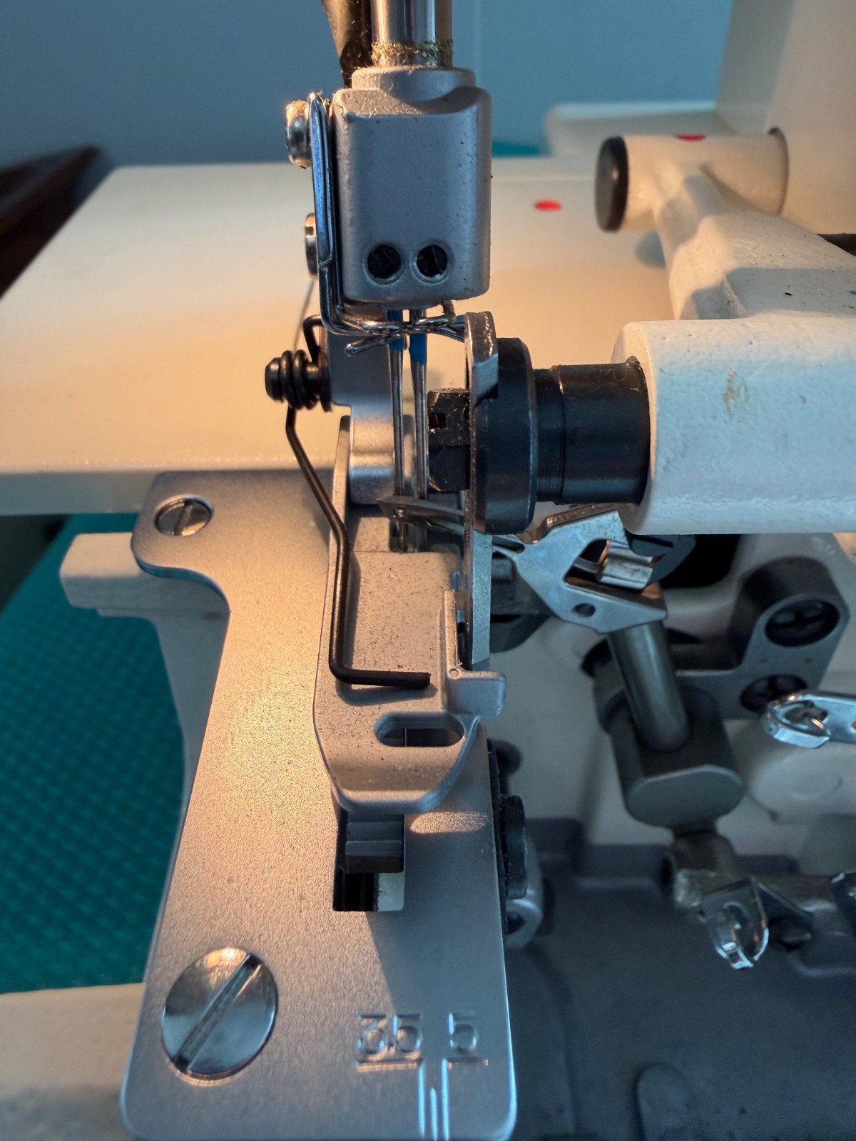 SINGER QuantumLock 14U Serger Sewing Machine - Working - Missing Cylinder Cover