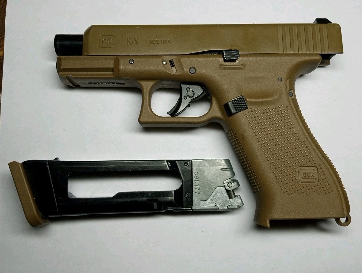 Umarex .177 Cal. Glock 19x,  BB Pistol (Untested) W/ Magazine