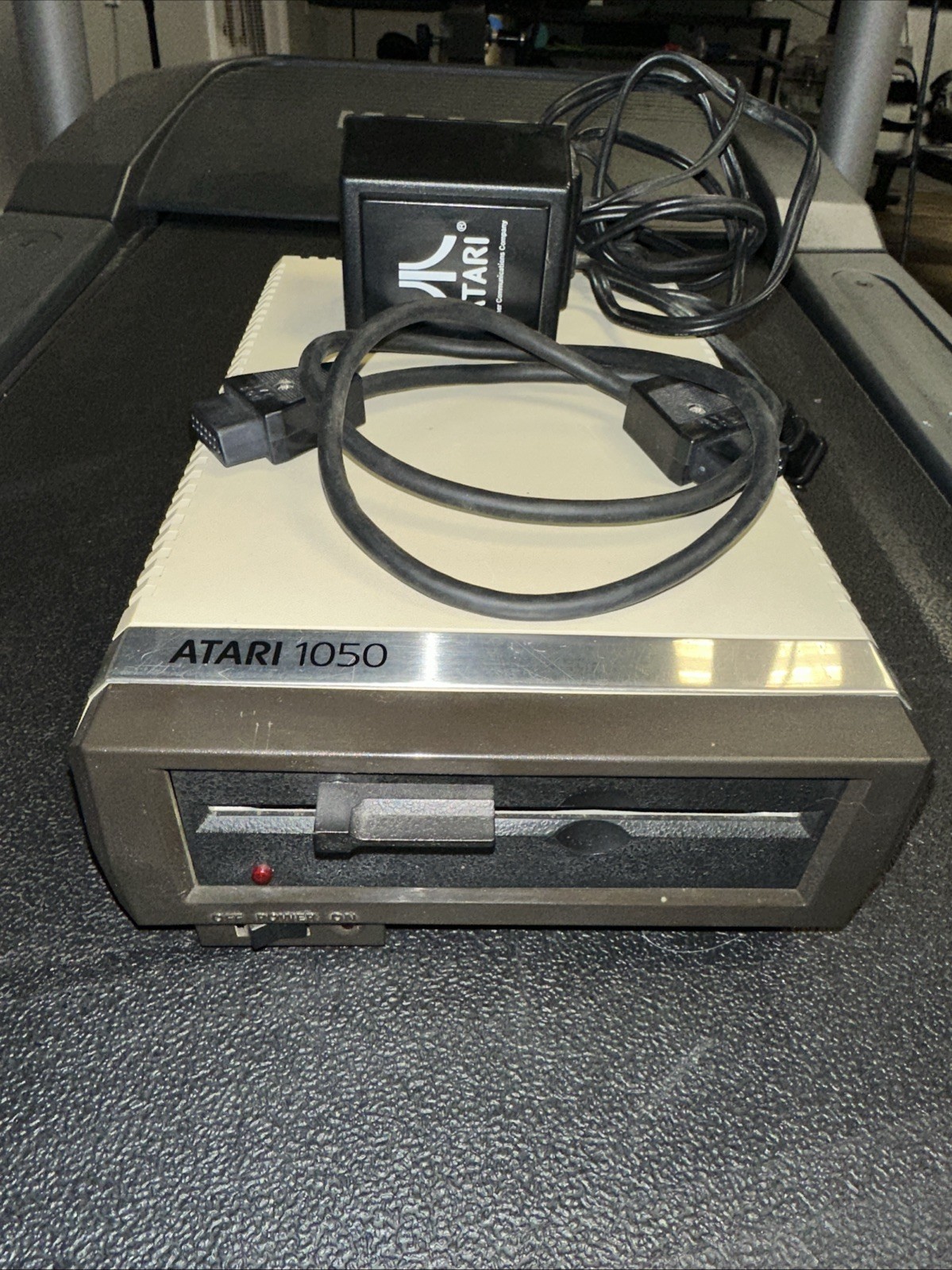 Atari 1050 Floppy Disk Drive - Original Power Supply Data Cable 5.25 - Powers On