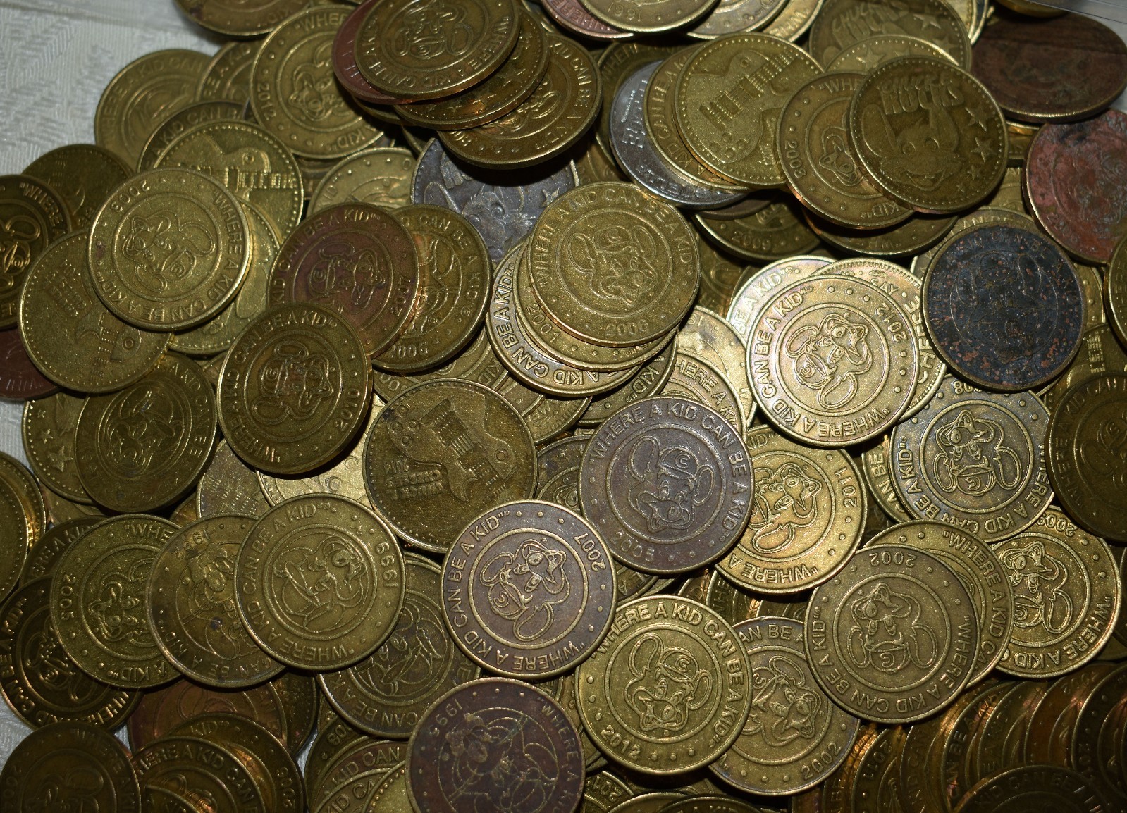 112a. CHUCK E CHEESE GAMING TOKENS. 500 MIXED YEARS, TYPES OF CEC GAMING TOKENS