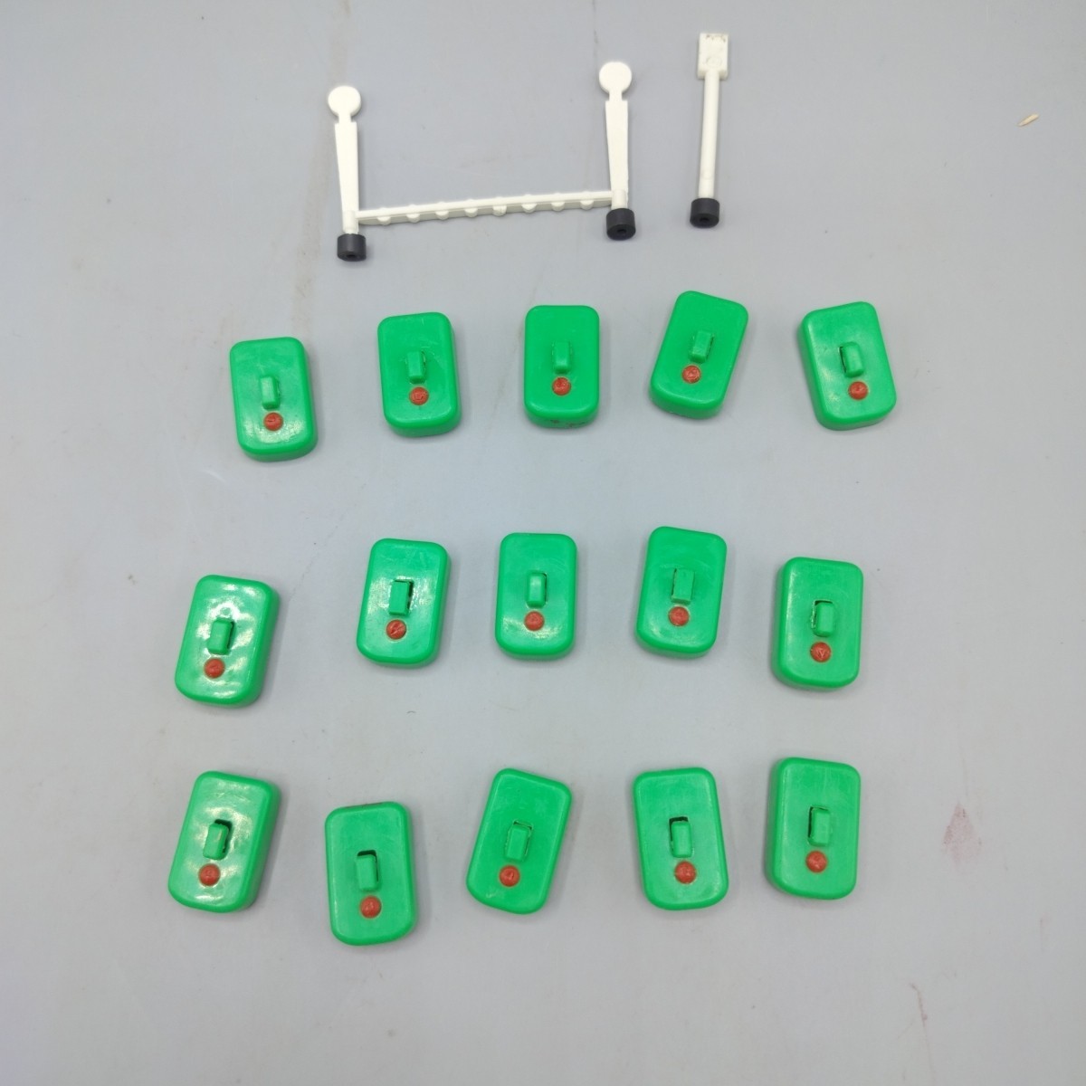 15 Vintage Tudor Electric Football "Hogleg Era" Single Clip Rookie Bases 1974