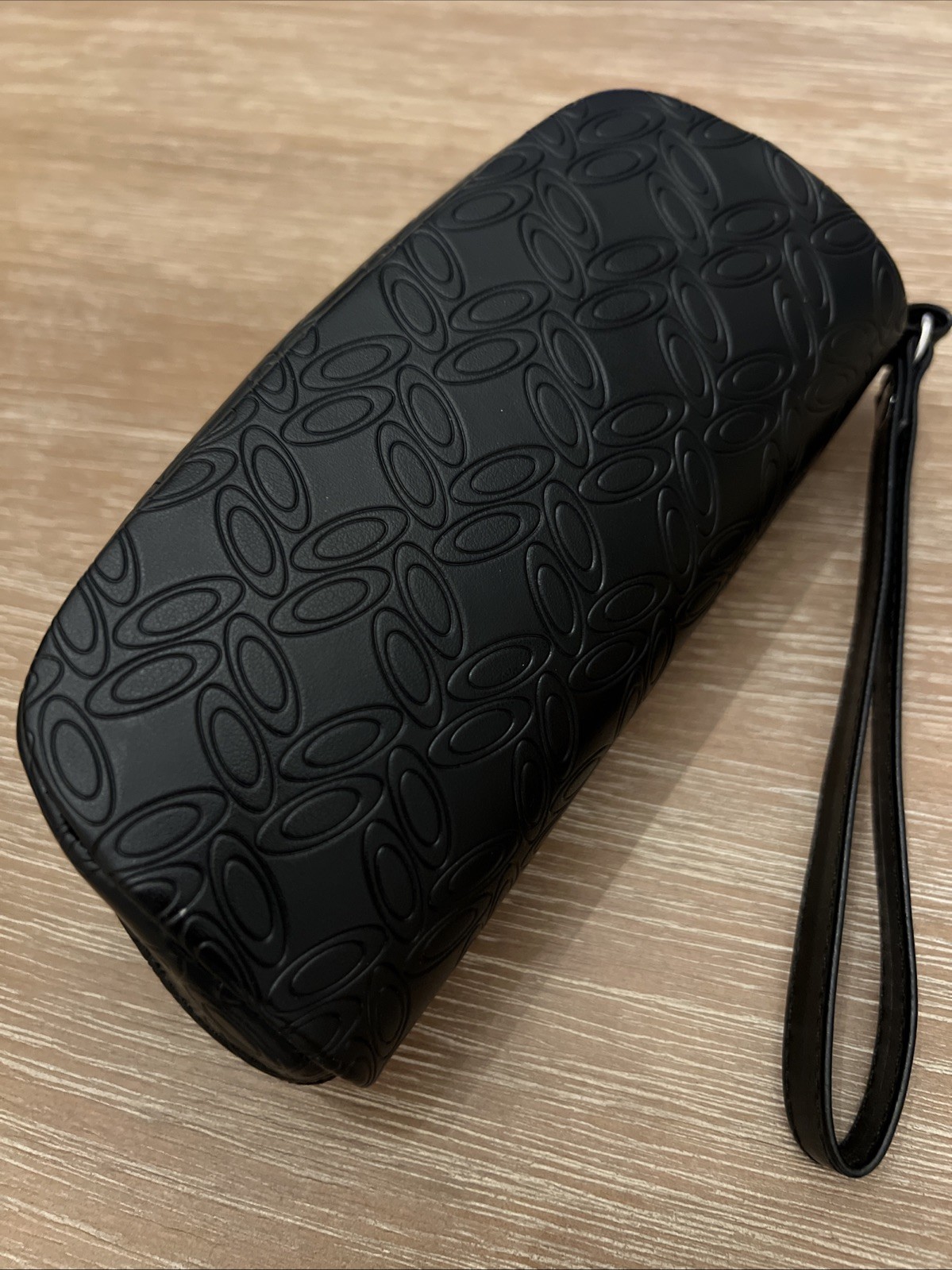 Oakley Black Unisex Zippered Embossed Logo Lightweight Soft Sunglasses Case