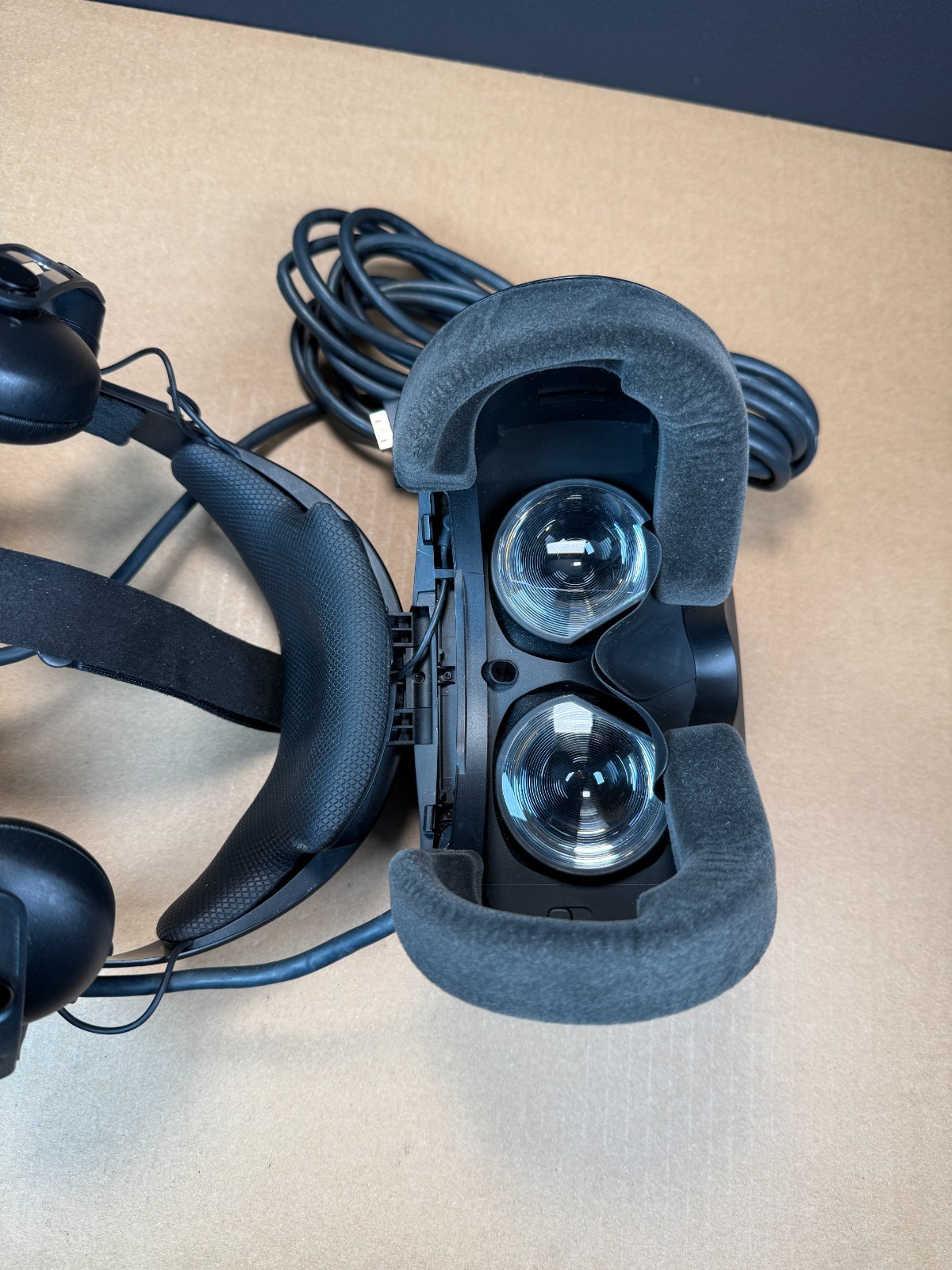 HTC Vive Cosmos VR Headset 2Q2R100 With Controllers Ships Fast!!!