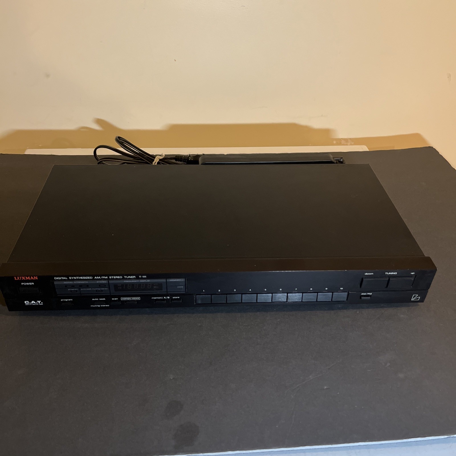 Luxman T-111 AM/FM Stereo Tuner - TESTED