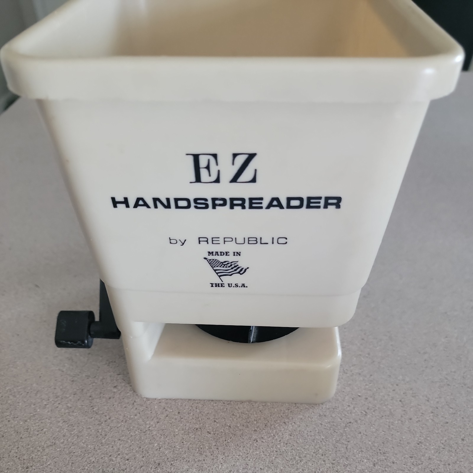 Pre-Owned Republic EZ Crank Handheld Hand Spreader for Seed & Fertilizer