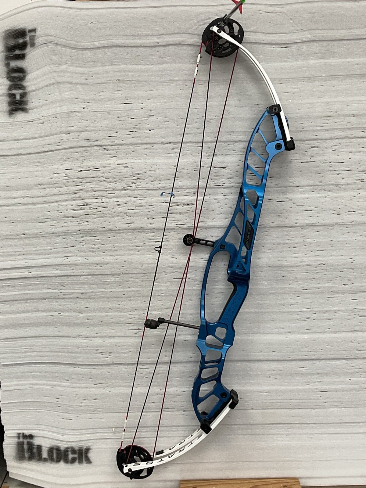 Hoyt Stratos 40 LH Bow In Cosmo Blue
