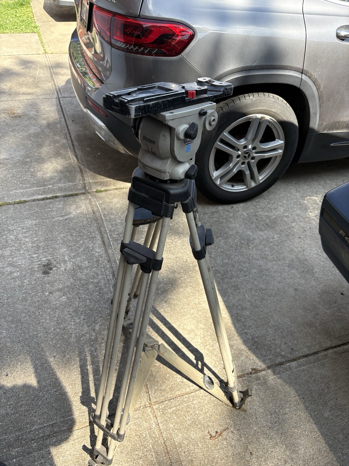 Vinten Vision 8 Tripod System w/ Perfect Balance Head & Floor Spreader T1182