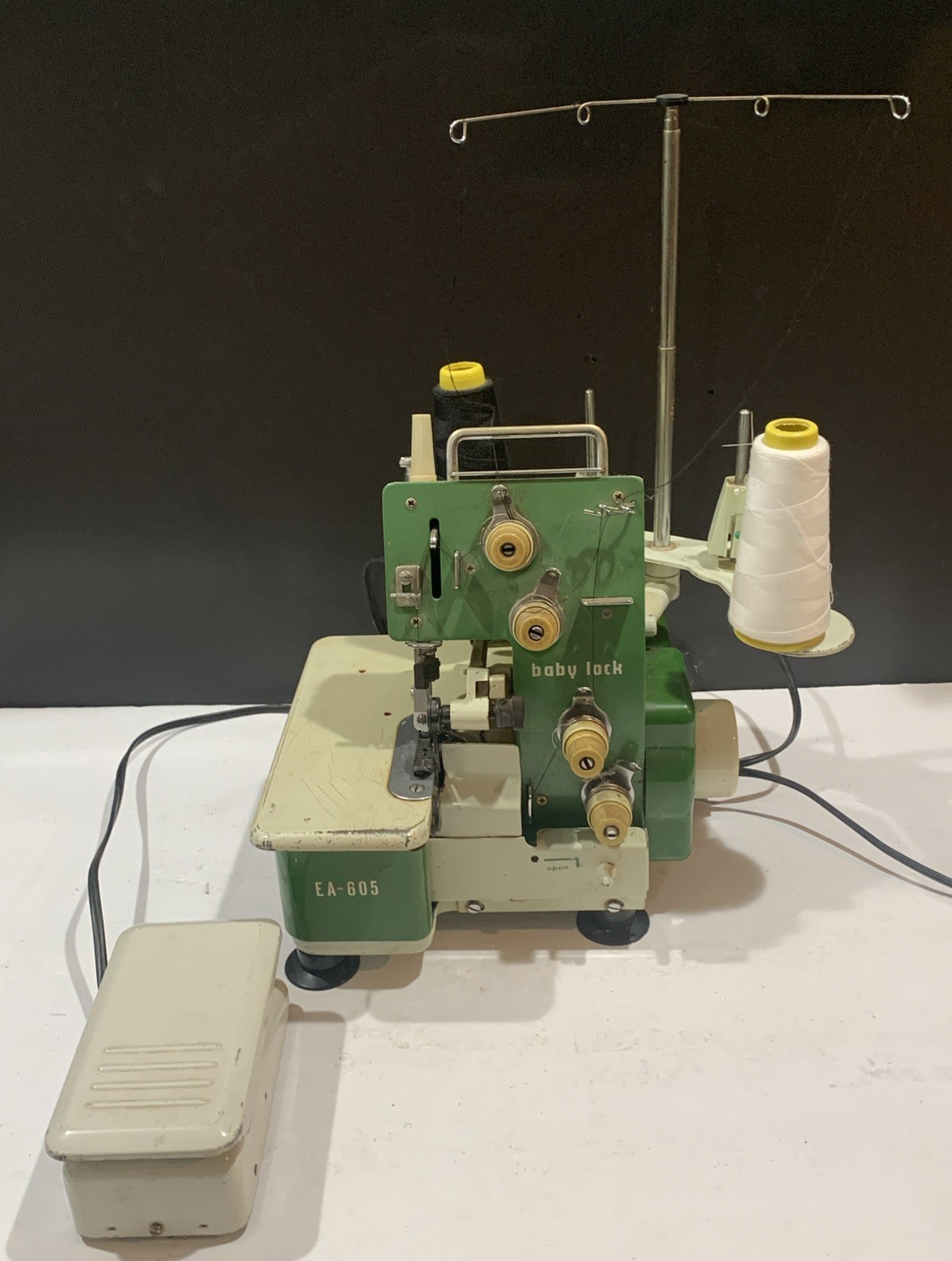 JUKI BABY LOCK EA-605 Overlock 3 or 4 Thread SERGER Sewing Machine WORKS
