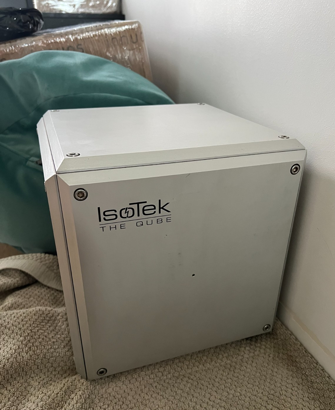 IsoTek THE 2K QUBE is a high-end mains isolation transformer/ power conditioner