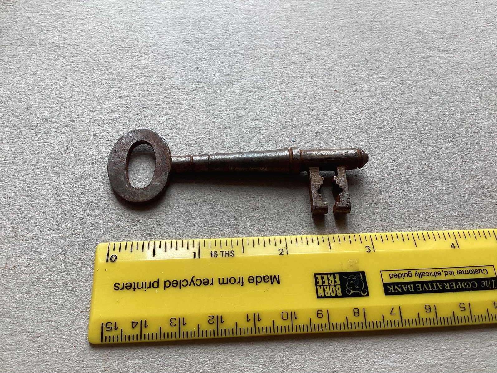 ANTIQUE / EDWARDIAN IRON LOCKING KEY WITH DISTINCTIVE FEATURES. (Ref 67)