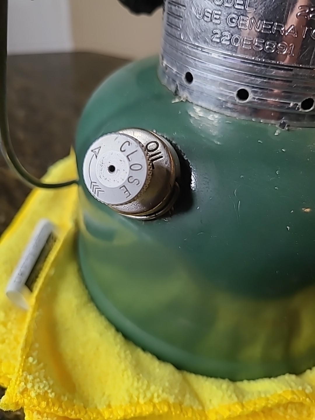 1972 Coleman Lantern Model 220F NEEDS A GLOBE Works!