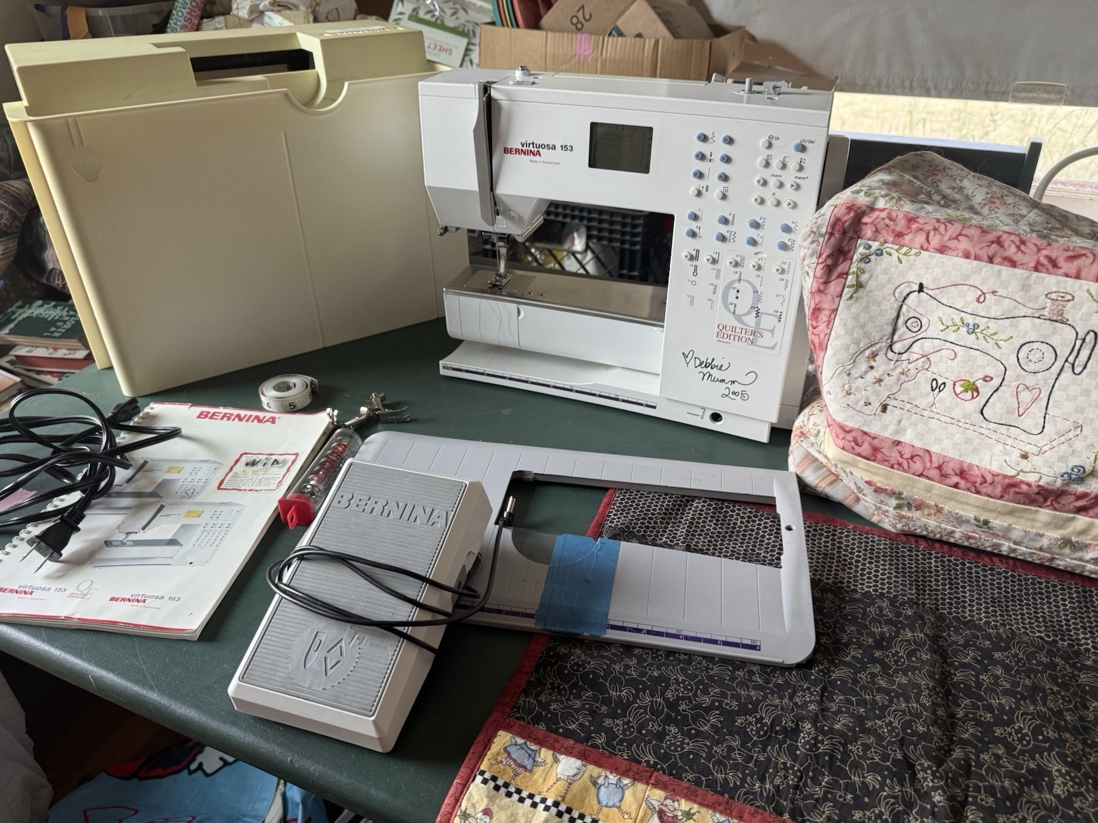 Bernina Virtuoso 153 quilters edition Signed By Debbie Mumm W/ Feet 37 57 WORKS!