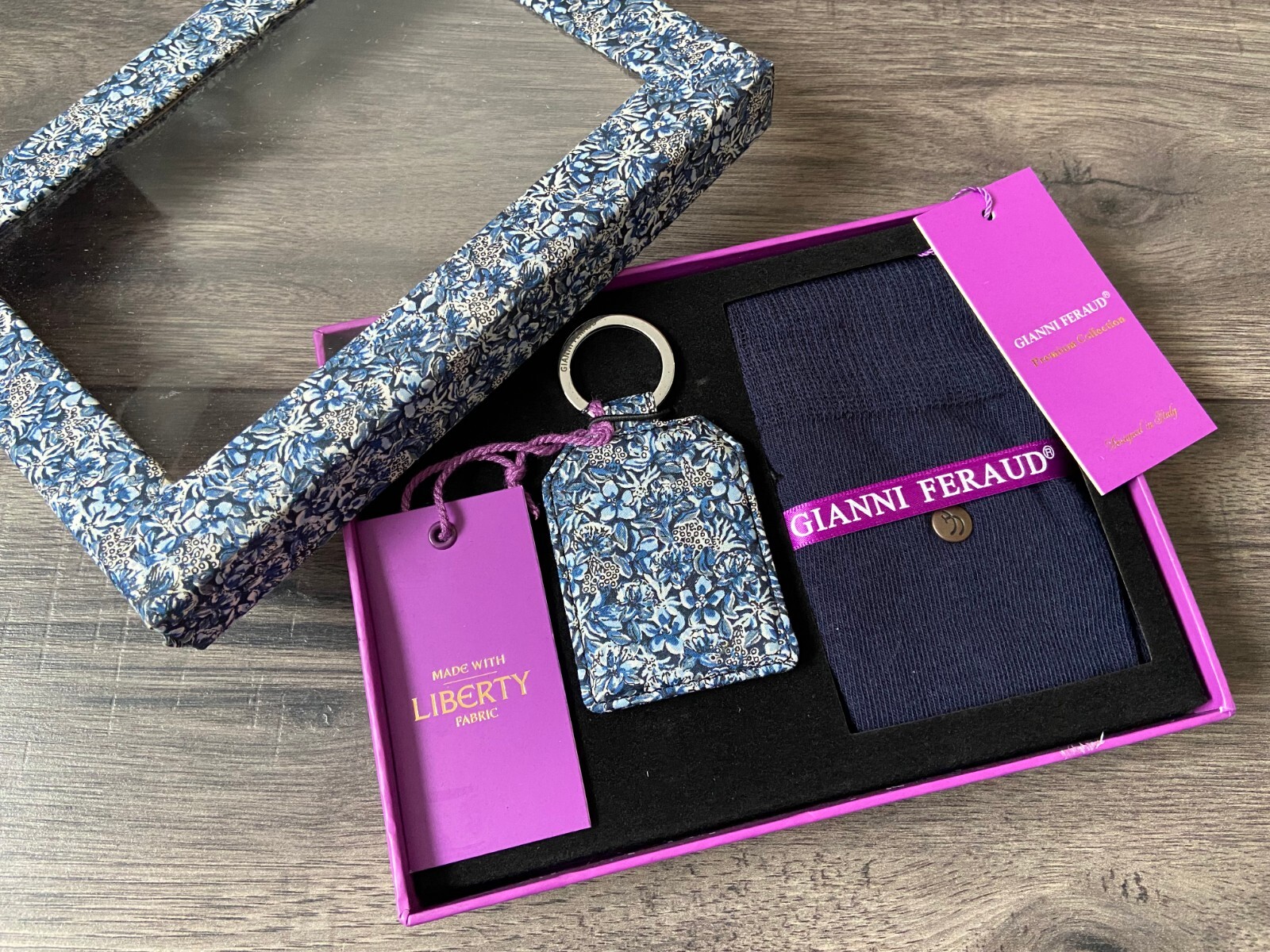 GIANNI FERAUD LIBERTY PRINT FABRIC KEY FOB & SOCKS BOXED GIFT SET BNWT