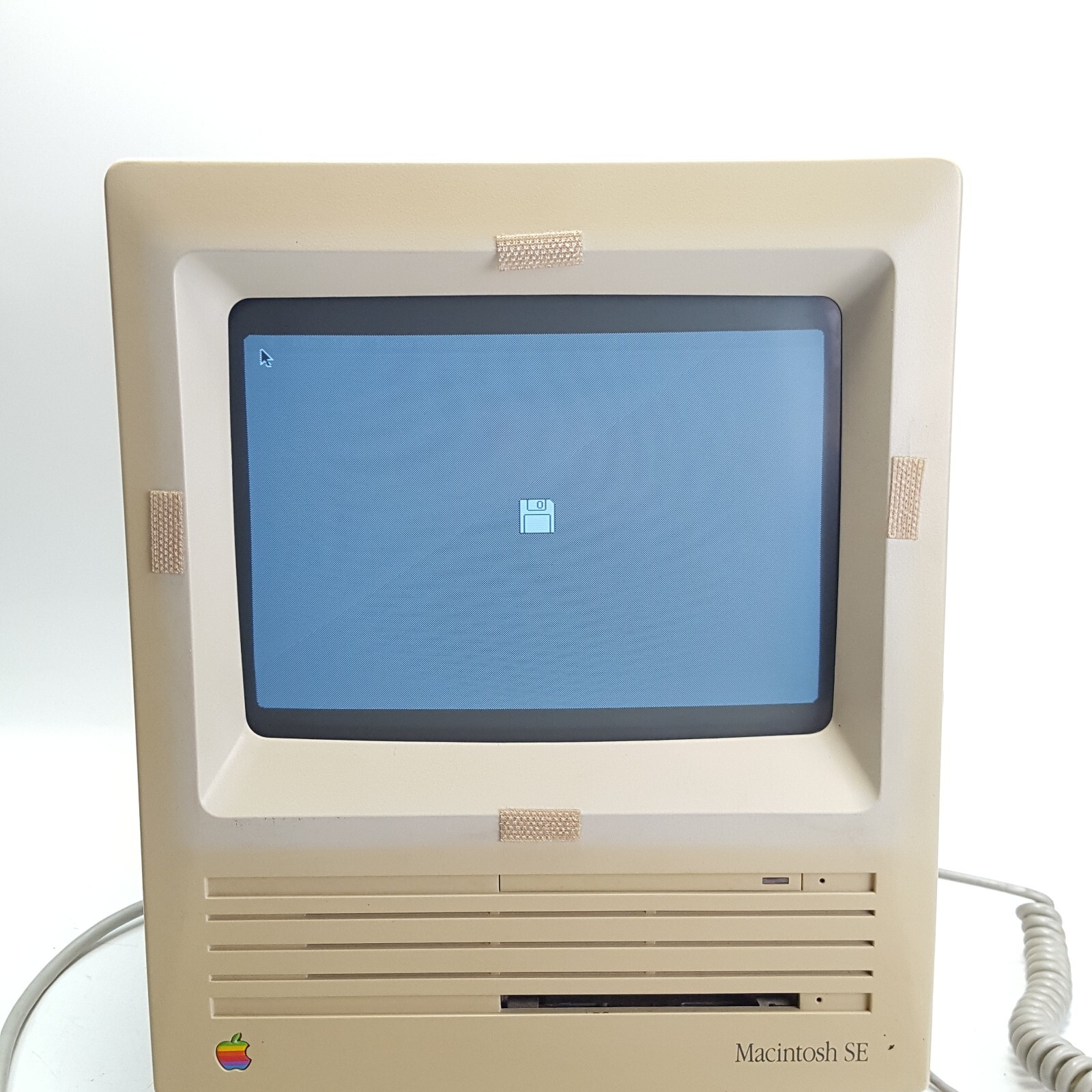 Apple, Macintosh SE M5010 computer with Keyboard, Grapler 9 Pin & Bag
