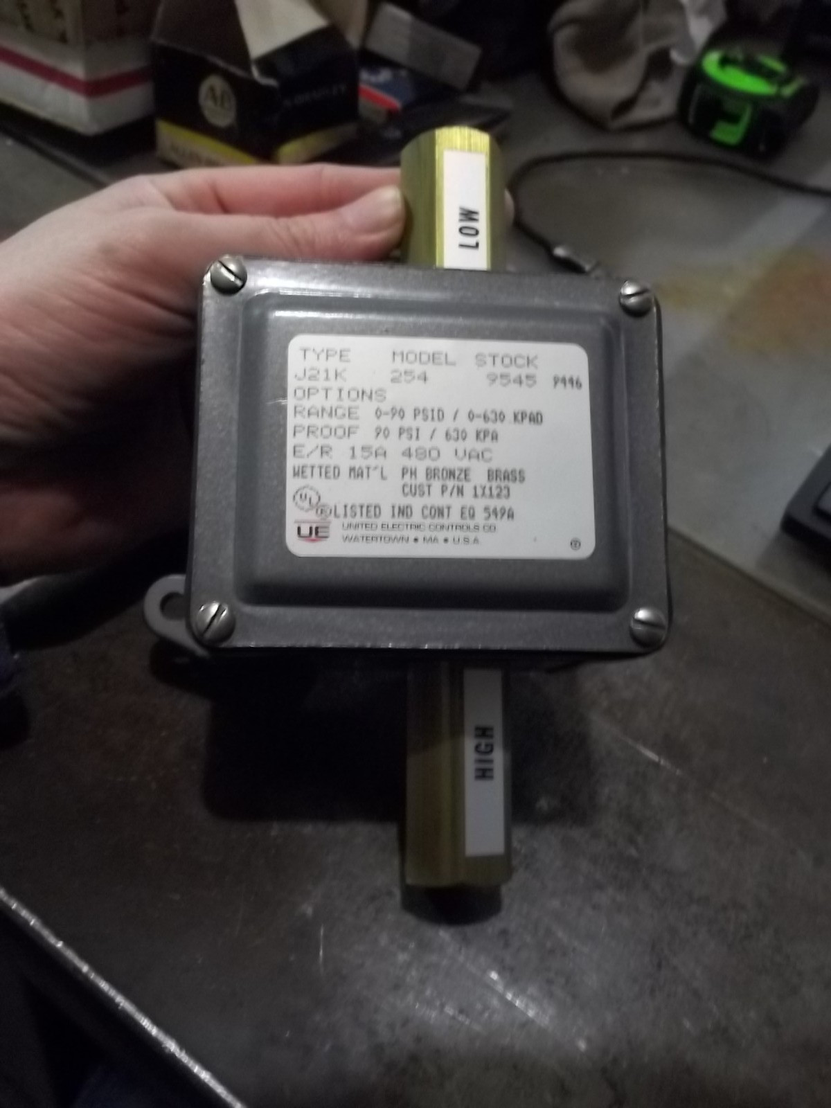 UNITED ELECTRIC J21K MODEL 254 PRESSURE SWITCH 0-90 PSID RANGE (174-3)