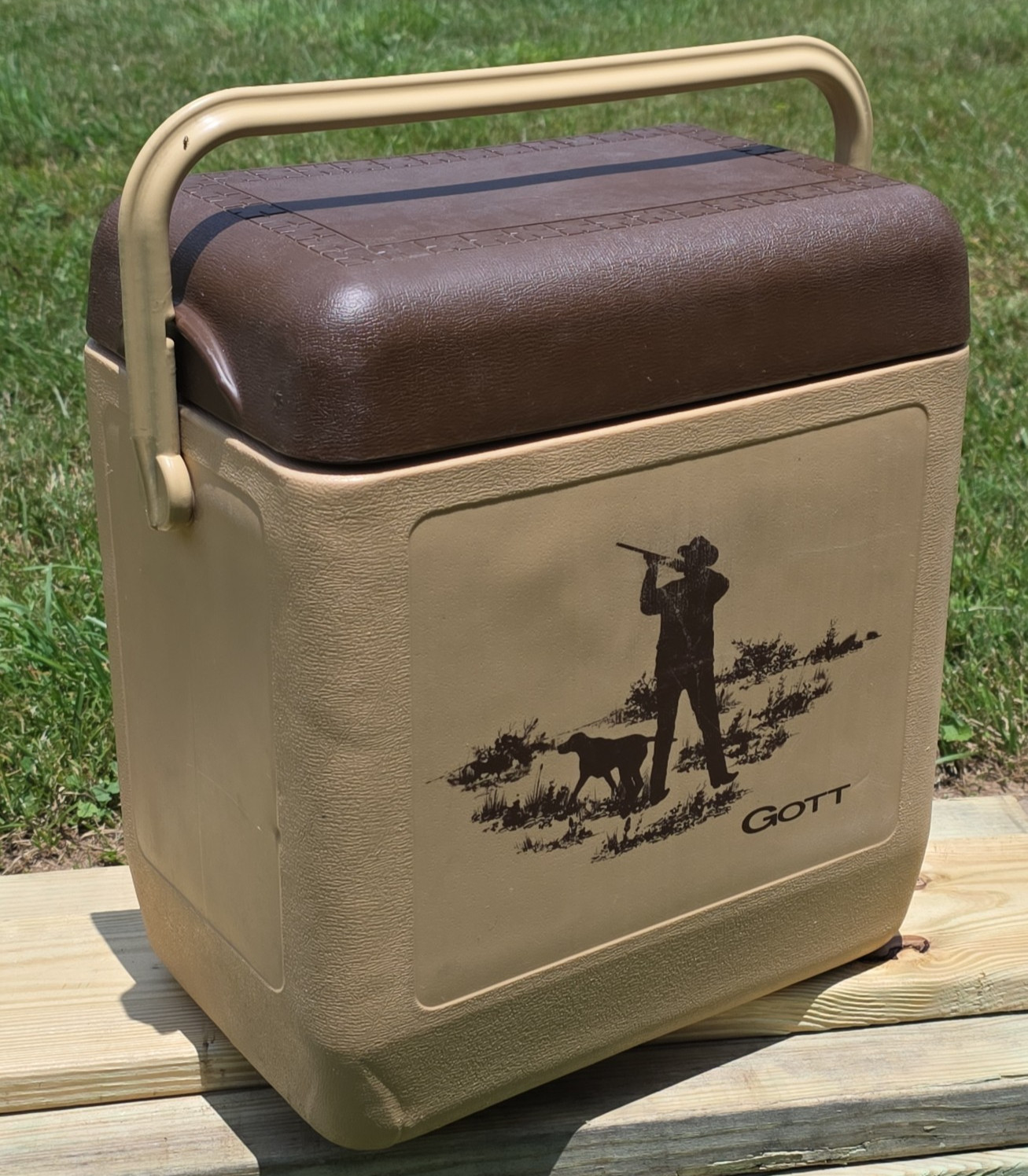 Vintage 1979 Gott Cooler Hunter Duck Geese Dog Fishing Bass Tan Brown Model 1818