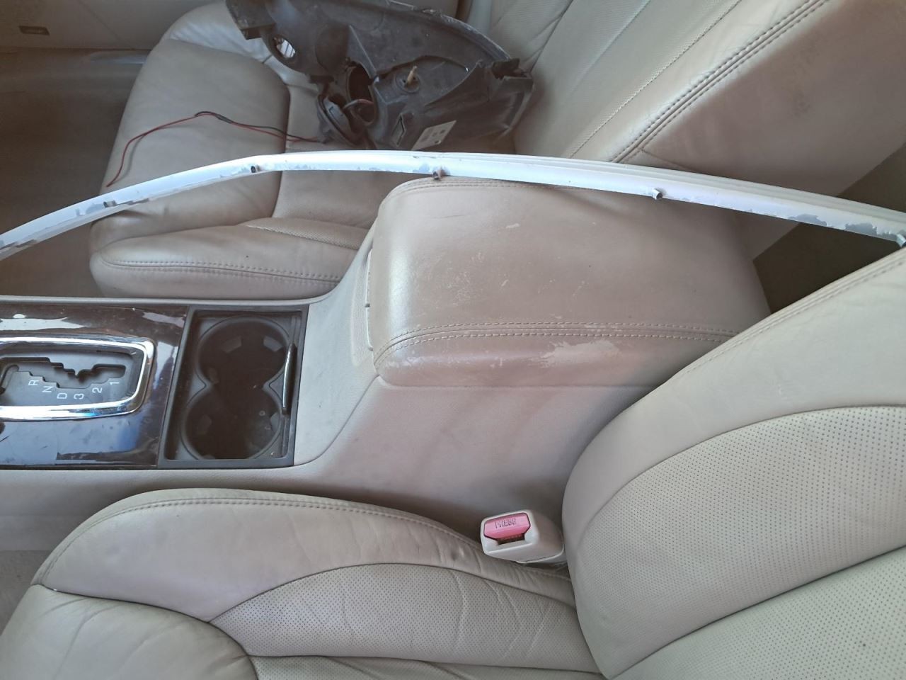 DTS 2011 Glove Box 4776953