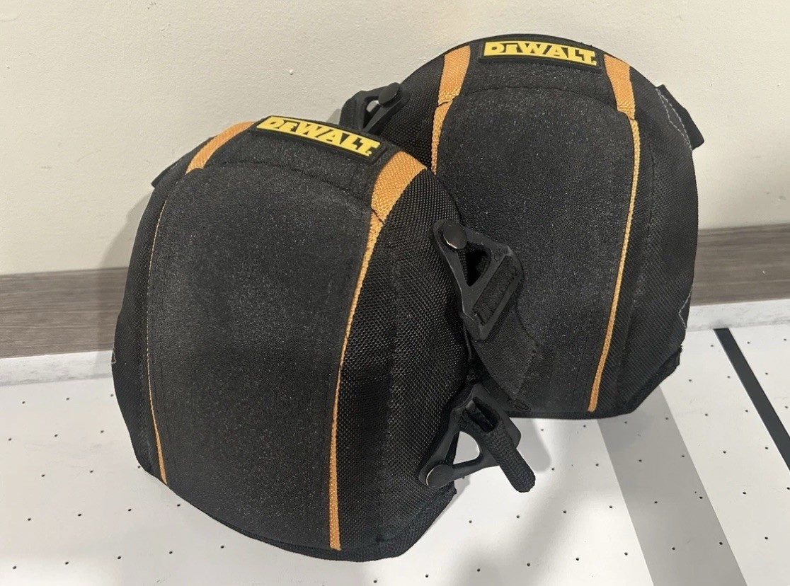 DEWALT Heavy Duty Flooring Knee Pads with Gel (DG5224) Adjustable Straps ~ EUC