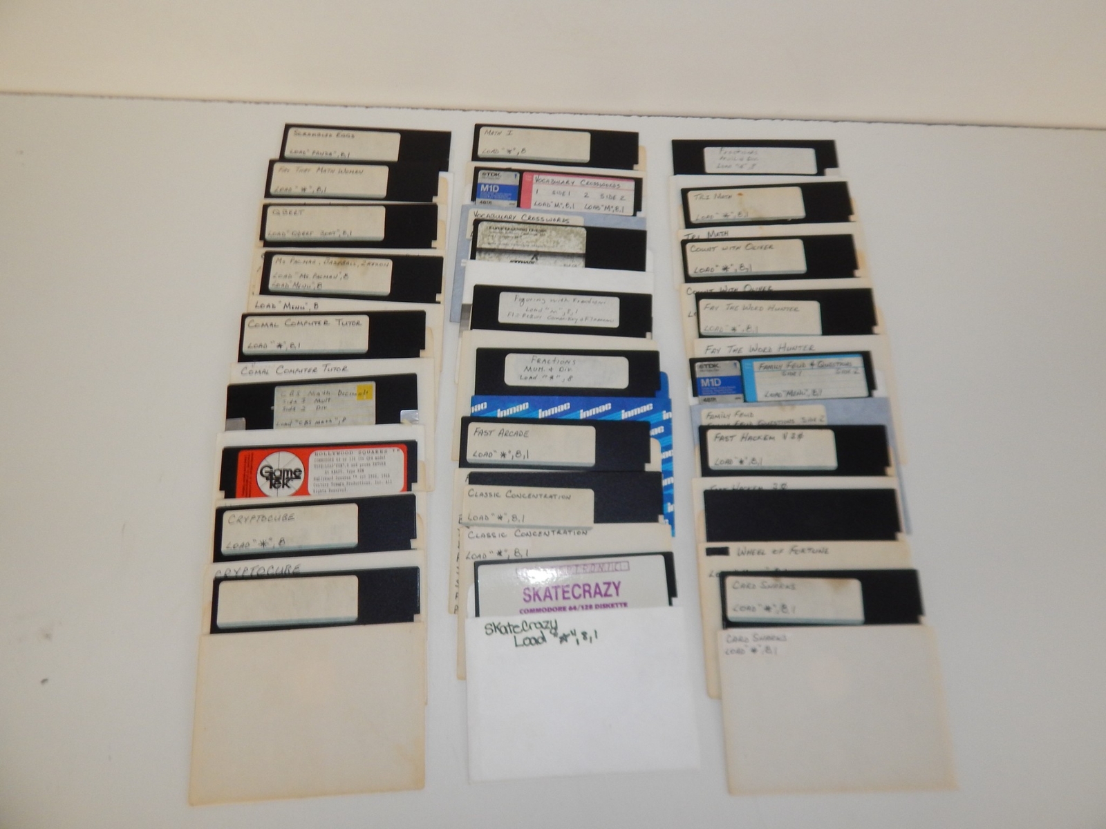 ^^ COMMODORE 128 VINTAGE PERSONAL COMPUTER IN BOX (WMN24)