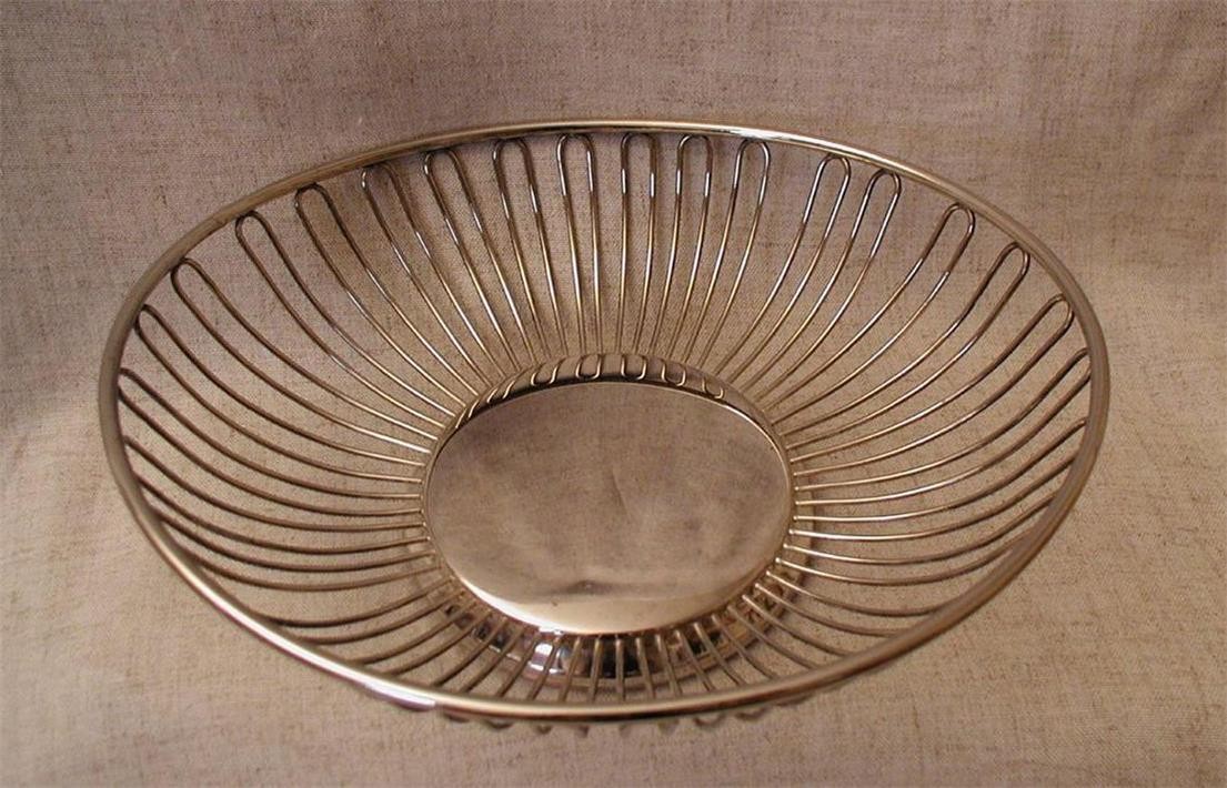 Oval silverplate basket for rolls , a centerpiece, or communion great condition
