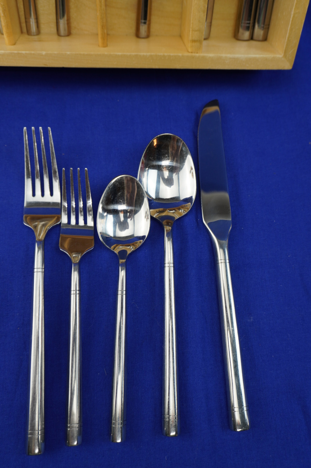 Hampton Ritz 17-Pieces Dinner Salad Forks Tea Table Spoons Knives