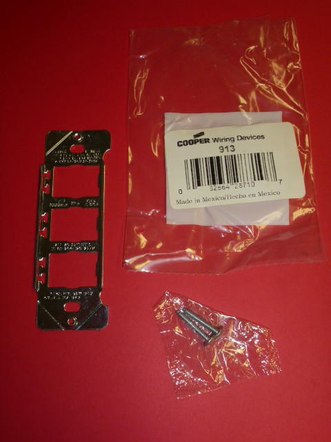 NOS! Lot of 25 COOPER TRIPLE INTERCHANGE HORIZONTAL MOUNTING STRAP , #913-BOX