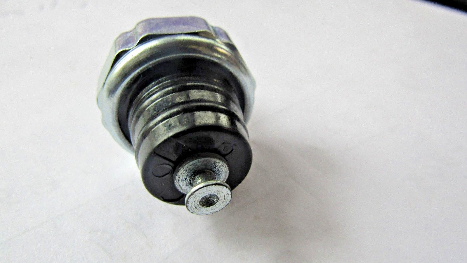 Engine Oil Pressure Sender-With Light Standard PS11T
