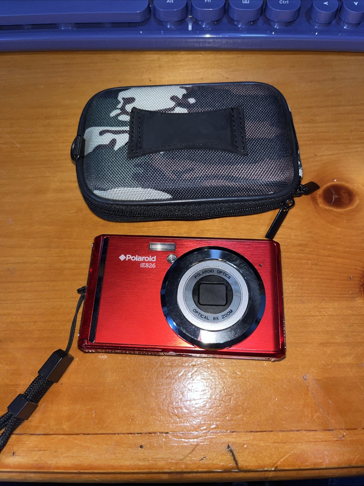 VTG Polaroid iE826 Digital Camera Red With Hard Sided Case Not Tested