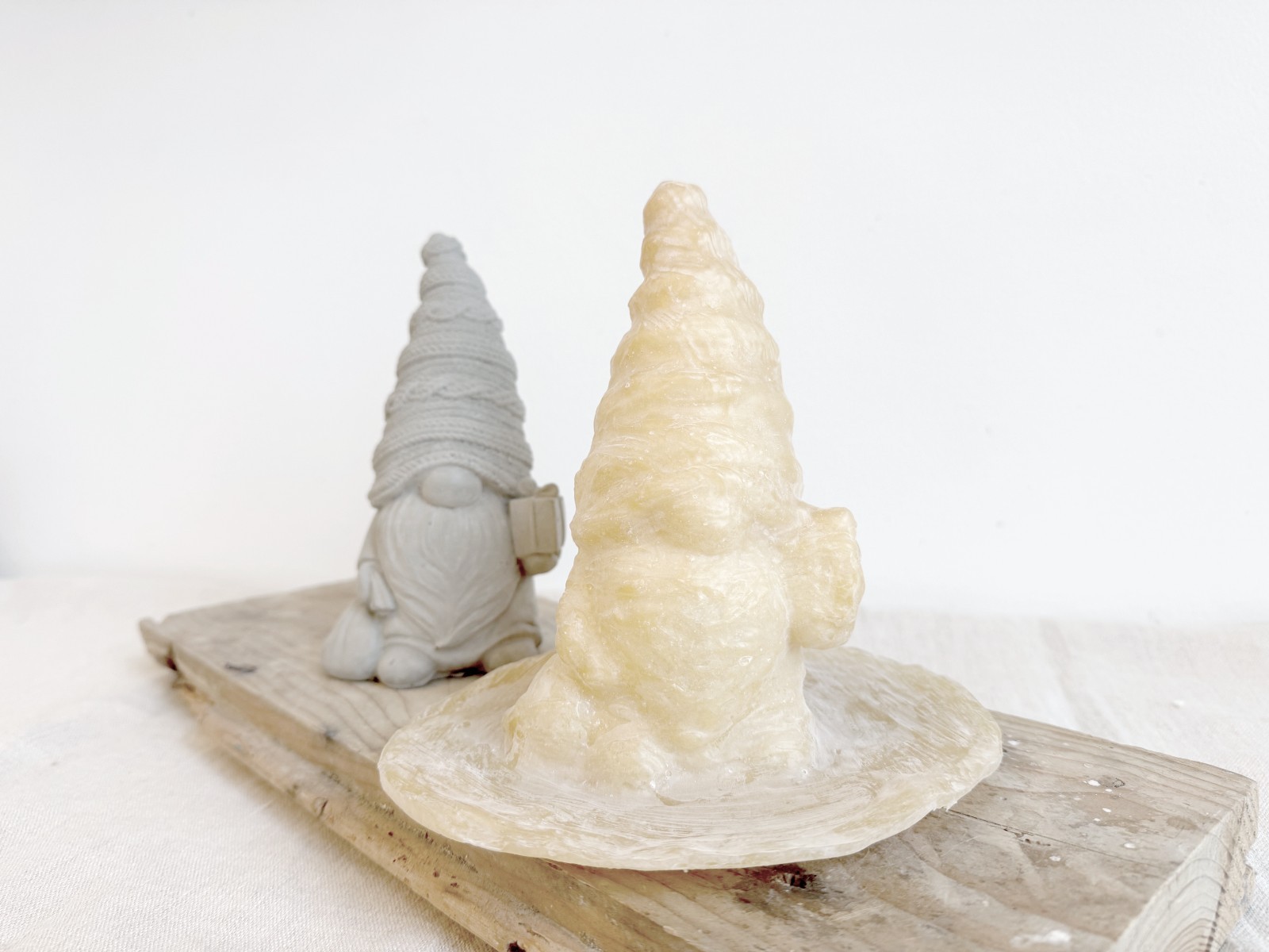 Latex Mold – Faceless Gnome with Knitted Hat, Sack & Gift – Version A