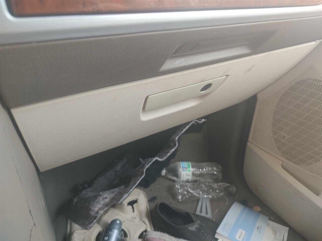 TOWN COUN 2008 Glove Box 18942