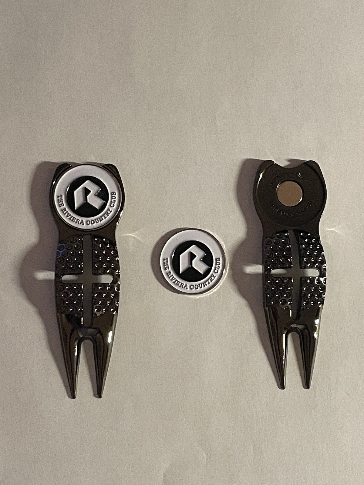 (1) The Riviera Country Club Crosshairs Divot Tool & 1" Coin Style Golf Marker